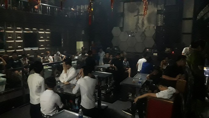 Đột kích quán bar ở Biên Hòa, lại phát hiện nhiều người dính ma túy - Ảnh 2.