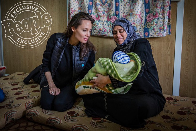 Angelina Jolie đưa hai con đến thăm trại tị nạn - Ảnh 4.