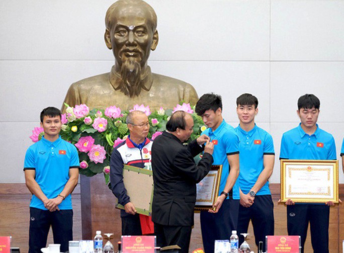 Vinh danh 3 tuyển thủ U23 Việt Nam, Bùi Tiến Dũng được thưởng 200 triệu đồng - Ảnh 2.