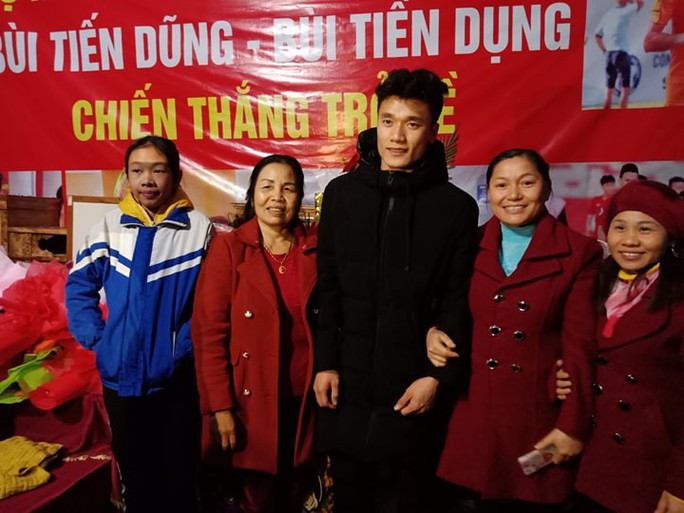 Video đầm ấm bữa cơm quê nhà trên nhà sàn của anh em Tiến Dũng - Ảnh 9.