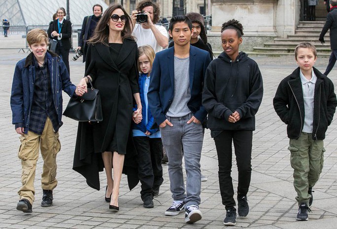 Pax Thiên tháp tùng mẹ Angelina Jolie đến Paris - Ảnh 7.