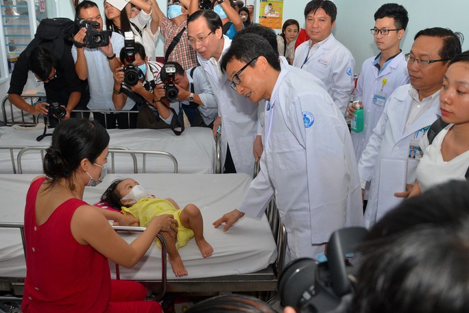 Phó Thủ tướng thị sát bệnh nhi tay chân miệng tại Bệnh viện Nhi Đồng 1 - Ảnh 1.