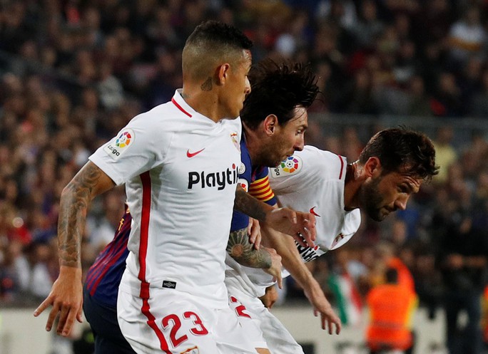 Giành ngôi đầu cho Barcelona, Messi gãy tay, lỡ siêu kinh điển - Ảnh 3.