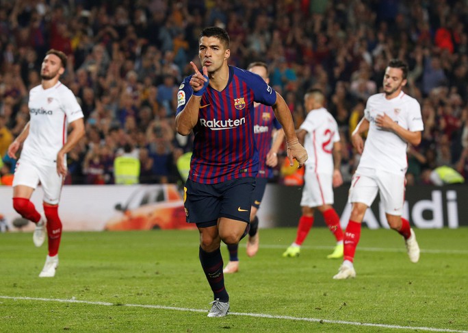 Giành ngôi đầu cho Barcelona, Messi gãy tay, lỡ siêu kinh điển - Ảnh 9.
