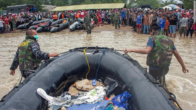 Rơi máy bay Indonesia: Chiếc Boeing tông phải bom mưa? - Ảnh 5.