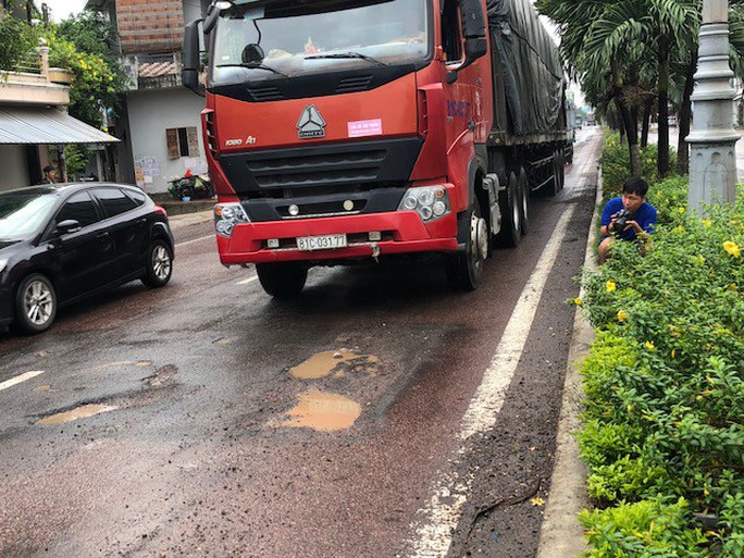 Quốc lộ 1 qua Bình Định nát tương sau vài cơn mưa đầu mùa - Ảnh 2.