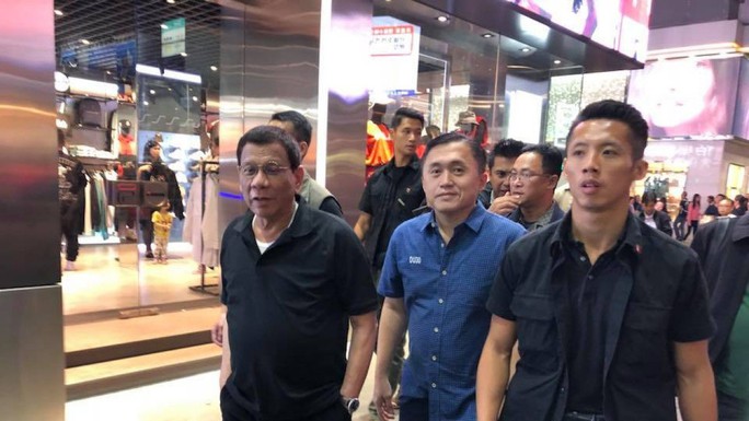 Du hí Hồng Kông không đúng lúc, ông Duterte hứng bão chỉ trích - Ảnh 1.