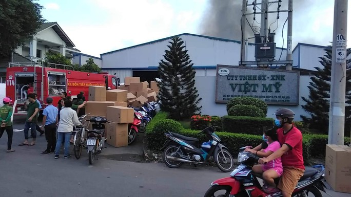 Bất chấp khói lửa, công nhân lao vào cứu hàng hóa công ty gỗ - Ảnh 4.
