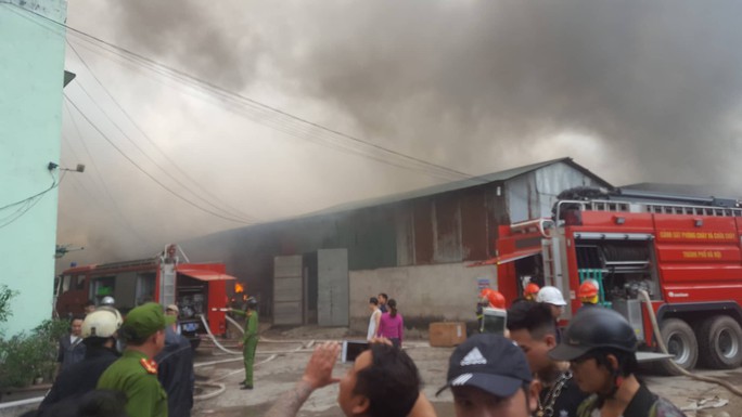 Hà Nội: Cháy lớn tại khu nhà kho gần bến xe Nước Ngầm - Ảnh 4.