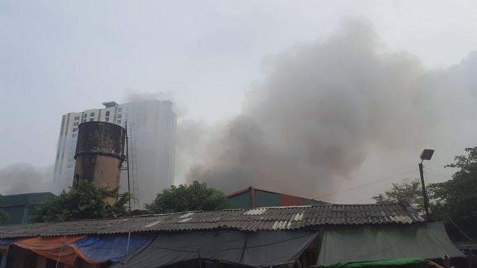 Hà Nội: Cháy lớn tại khu nhà kho gần bến xe Nước Ngầm - Ảnh 1.