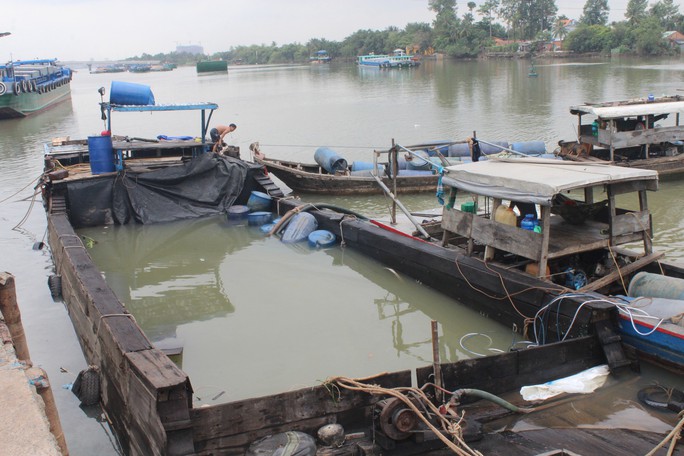 Sự thật về chiếc thuyền chở hóa chất chìm trên sông Đồng Nai - Ảnh 1.