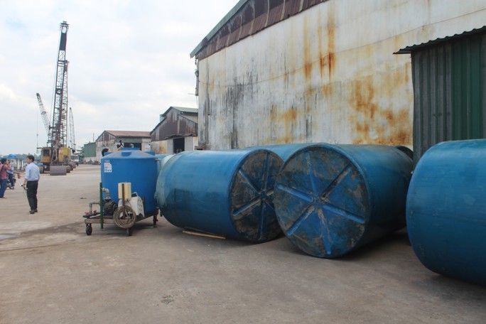 Ớn lạnh với chiếc thuyền chở hóa chất chìm trên sông Đồng Nai - Ảnh 9.