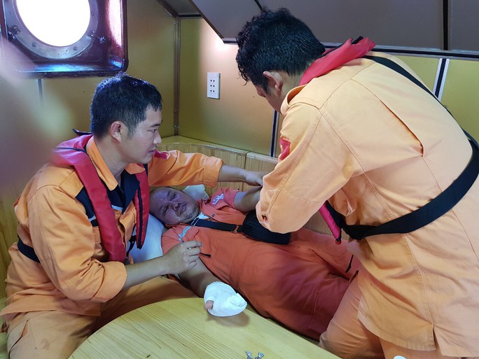 Cứu nạn khẩn cấp thuyền viên nước ngoài bị thương trên biển - Ảnh 4.
