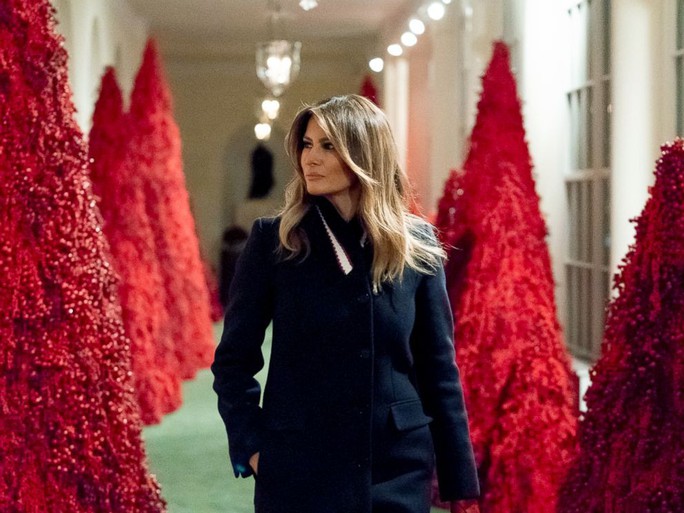 Bà Trump bị chỉ trích vì những cây thông Giáng sinh đỏ rực trong Nhà Trắng - Ảnh 1.