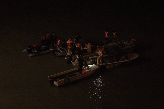 Ô tô lao từ cầu Chương Dương xuống sông: Tìm thấy xe Mercedes và 2 nạn nhân bên trong - Ảnh 8.