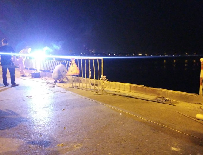 Ô tô lao từ cầu Chương Dương xuống sông: Tìm thấy xe Mercedes và 2 nạn nhân bên trong - Ảnh 11.
