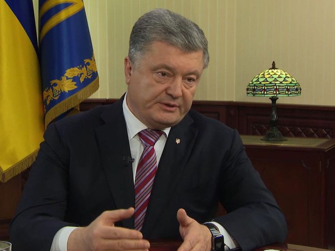 Tổng thống Ukraine tung bằng chứng xe tăng Nga rầm rộ tới biên giới - Ảnh 1.