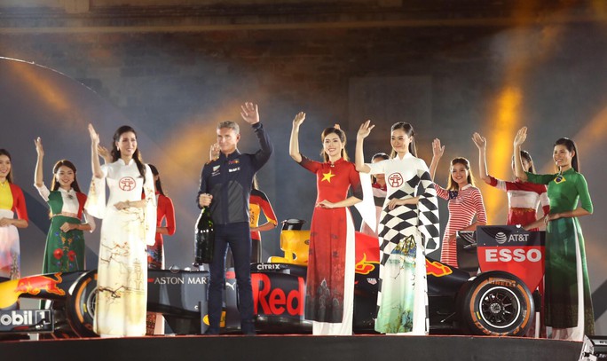 Cận cảnh siêu xe đua F1 ra mắt tại Hoàng thành Thăng Long - Ảnh 12.