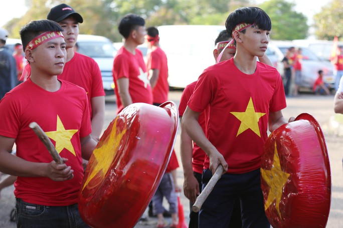 Clip: CĐV Việt Nam làm nóng, phủ đỏ sân Quốc gia Lào - Ảnh 5.