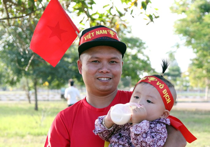 Clip: CĐV Việt Nam làm nóng, phủ đỏ sân Quốc gia Lào - Ảnh 4.
