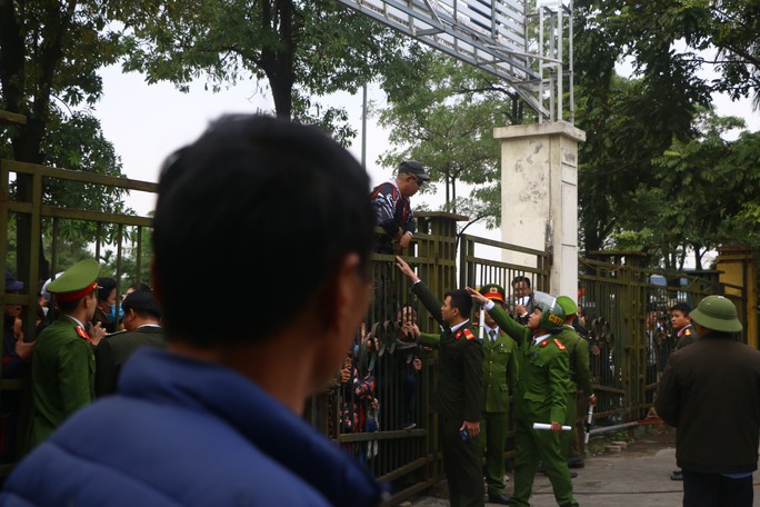 Hàng trăm người chen chúc, ngã dúi dụi đòi mua vé tại trụ sở VFF - Ảnh 9.