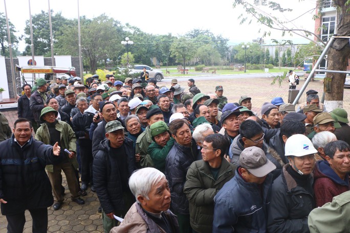 Hàng trăm người chen chúc, ngã dúi dụi đòi mua vé tại trụ sở VFF - Ảnh 4.