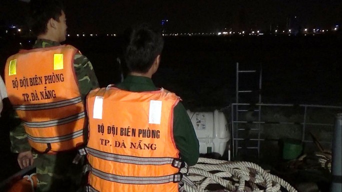 Tàu cá đâm vào đá ngầm bị chìm, 8 ngư dân may mắn được cứu sống - Ảnh 2.