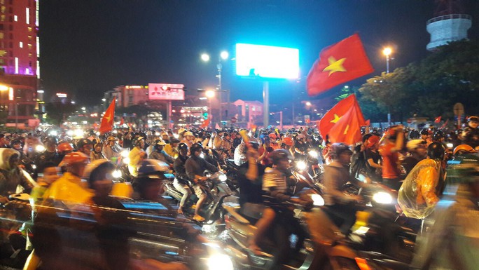 Người dân Đà Nẵng đội mưa xuống đường ăn mừng đội tuyển Việt Nam chiến thắng - Ảnh 4.