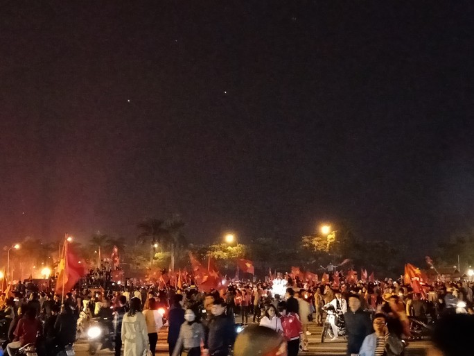 Trắng đêm ăn mừng Việt Nam lên ngôi vô địch Đông Nam Á - Ảnh 13.