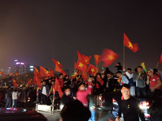 Trắng đêm ăn mừng Việt Nam lên ngôi vô địch Đông Nam Á - Ảnh 15.