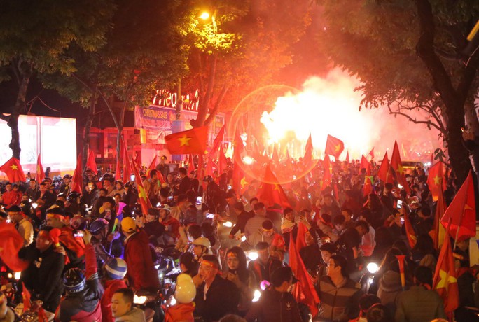 Trắng đêm ăn mừng Việt Nam lên ngôi vô địch Đông Nam Á - Ảnh 20.