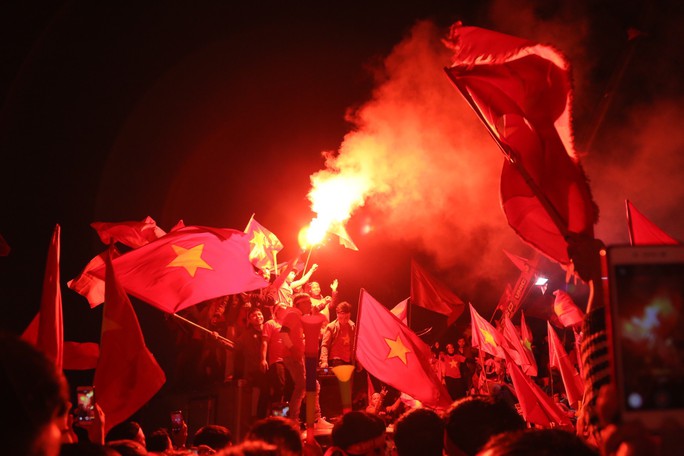 Trắng đêm ăn mừng Việt Nam lên ngôi vô địch Đông Nam Á - Ảnh 46.