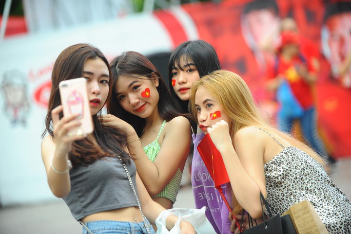 Người hâm mộ TP HCM và khắp nơi đội mưa chờ chung kết AFF 2018 - Ảnh 2.