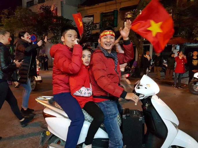 Trắng đêm ăn mừng Việt Nam lên ngôi vô địch Đông Nam Á - Ảnh 29.