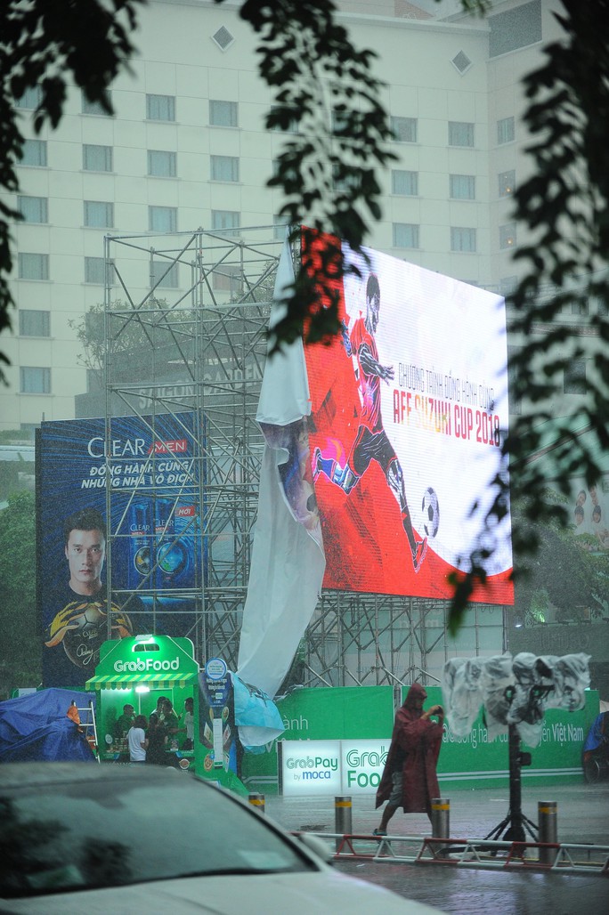Người hâm mộ TP HCM và khắp nơi đội mưa chờ chung kết AFF 2018 - Ảnh 5.