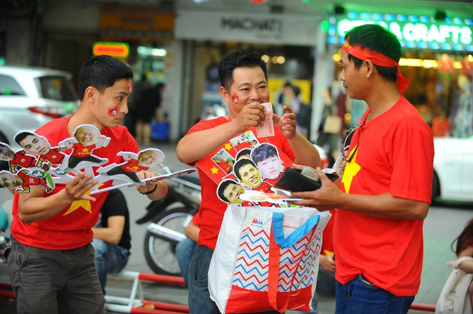 Người hâm mộ TP HCM và khắp nơi đội mưa chờ chung kết AFF 2018 - Ảnh 4.