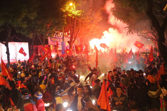 Trắng đêm ăn mừng Việt Nam lên ngôi vô địch Đông Nam Á - Ảnh 23.
