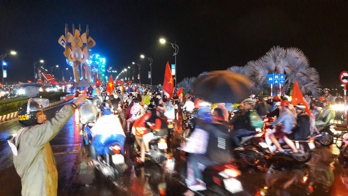 Người dân Đà Nẵng đội mưa xuống đường ăn mừng đội tuyển Việt Nam chiến thắng - Ảnh 8.
