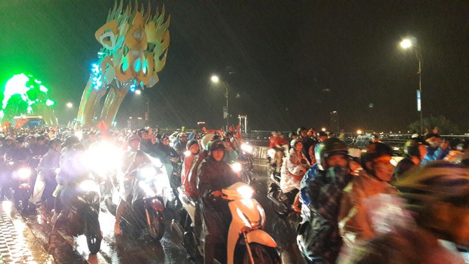 Người dân Đà Nẵng đội mưa xuống đường ăn mừng đội tuyển Việt Nam chiến thắng - Ảnh 13.