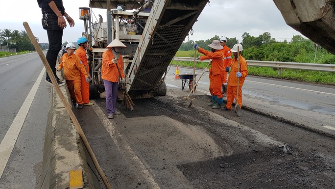 Cận cảnh vá “ổ voi” bằng… sỏi trên Quốc lộ 1 - Ảnh 10.