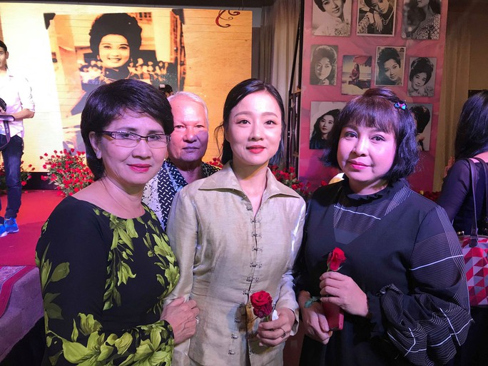 Nhiều nghệ sĩ mang hoa hồng dự giỗ thứ 40 NSƯT Thanh Nga - Ảnh 3.