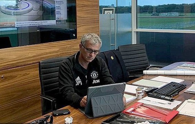 Mourinho: Học trò đòi sa thải, báo chí tố lăng nhăng bồ trẻ - Ảnh 1.