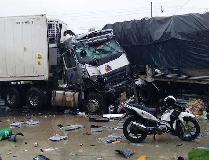Xe tải đối đầu xe container gây tai nạn liên hoàn, 2 người tử vong - Ảnh 2.