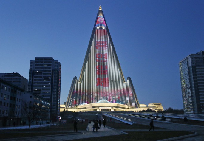 Khách sạn không người cao nhất thế giới thắp sáng niềm kiêu hãnh Triều Tiên - Ảnh 2.