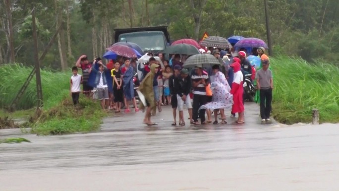 Phú Yên: Một người bị nước lũ nhấn chìm, di dời khẩn cấp hơn 900 người - Ảnh 1.