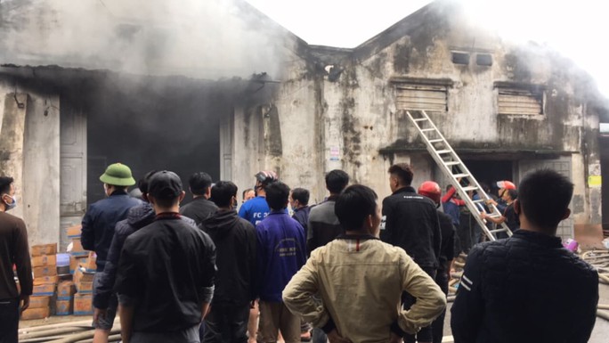 Cháy lớn kho hàng 2.000 m2 gần chợ Vinh, người dân hoảng sợ tháo chạy - Ảnh 8.