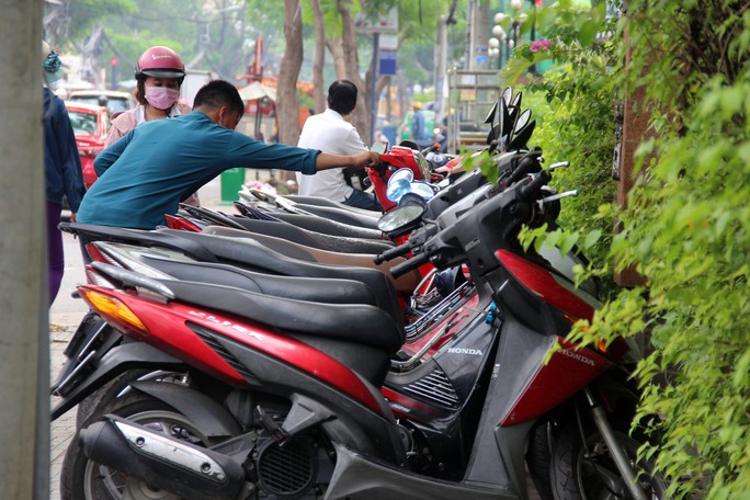 TP HCM: Nhiều bãi giữ xe vẫn trơ gan trên vỉa hè - Ảnh 3.