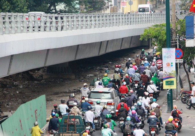 Kẹt xe khủng khiếp cửa ngõ sân bay Tân Sơn Nhất trưa 25 Tết - Ảnh 6.