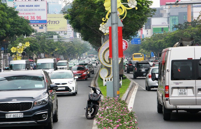 Kẹt xe khủng khiếp cửa ngõ sân bay Tân Sơn Nhất trưa 25 Tết - Ảnh 12.