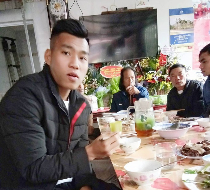 Clip gia đình tuyển thủ U23 Việt Nam Văn Thanh sum vầy vui như Tết - Ảnh 4.